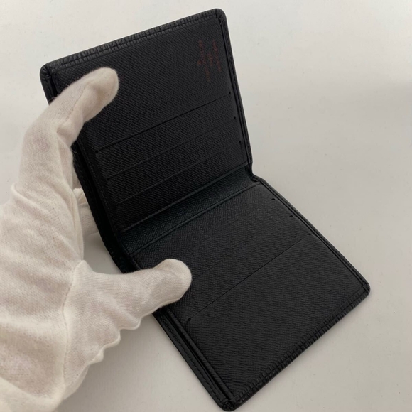 Like New Louis Vuitton Epi Bifold Wallet! - Picture 2 of 16